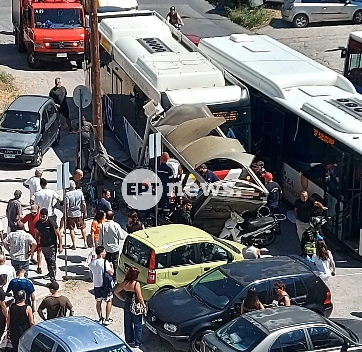 Λεωφορείο ΟΑΣΘ σε στάση μετά από τροχαίο στη Θεσσαλονίκη