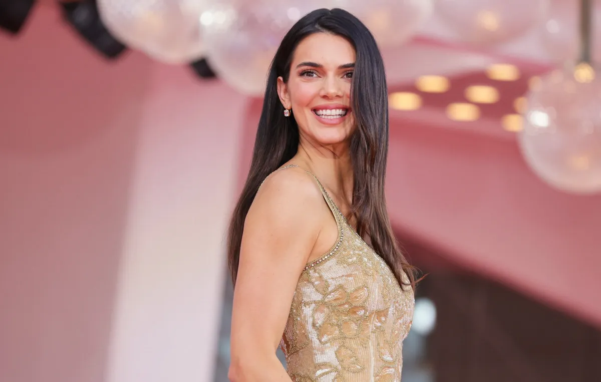 Η Kendall Jenner με lingerie top Intimissimi φθινόπωρο