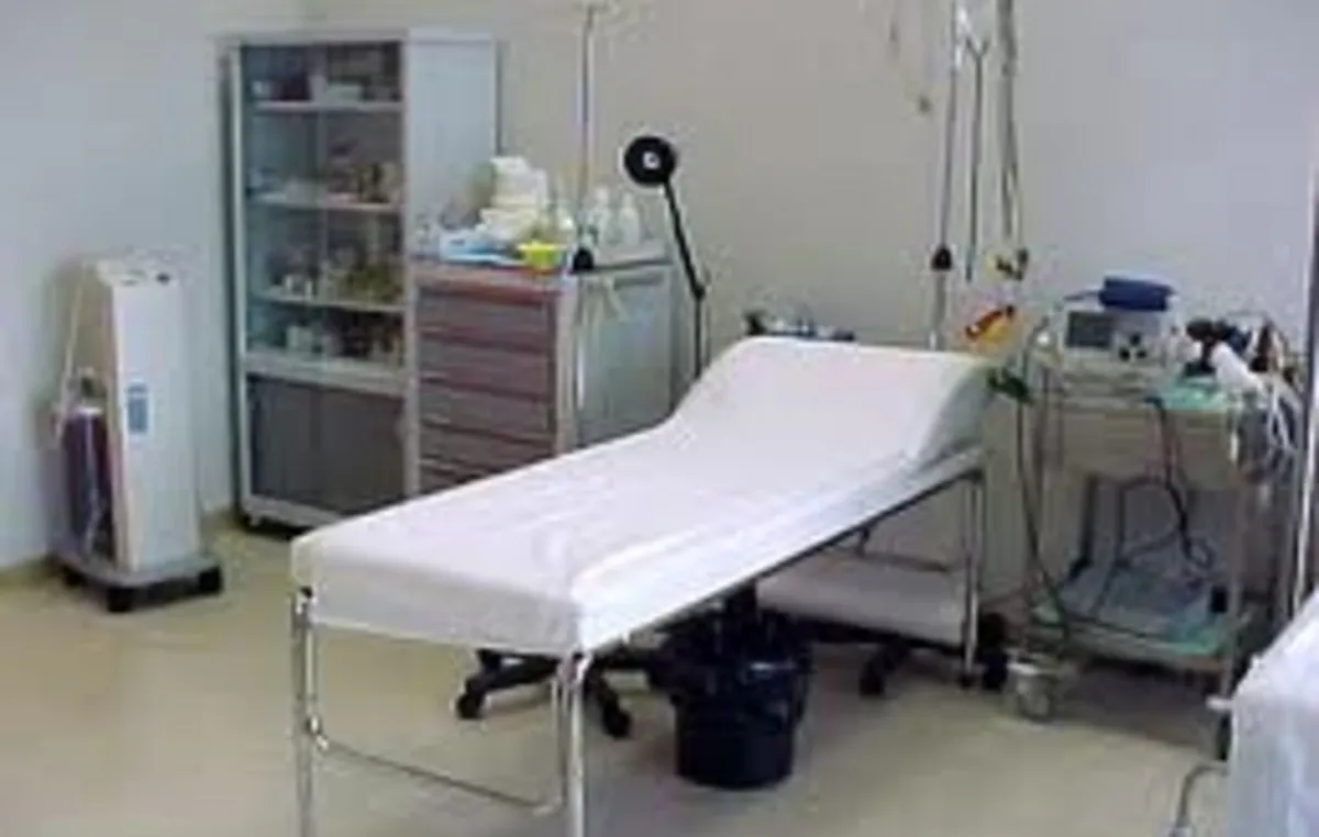 Γιατρός εξετάζει οθόνη με στοιχεία συστήματος τεχνητής νοημοσύνης MedWatch