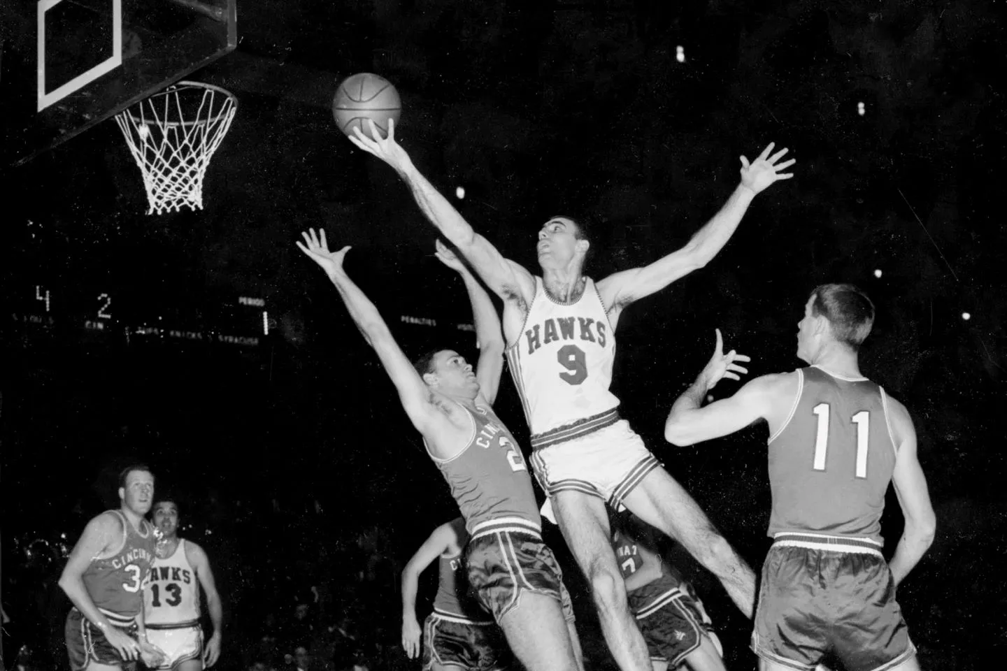Ο θρύλος του NBA Μπομπ Πετίτ σε αγώνα