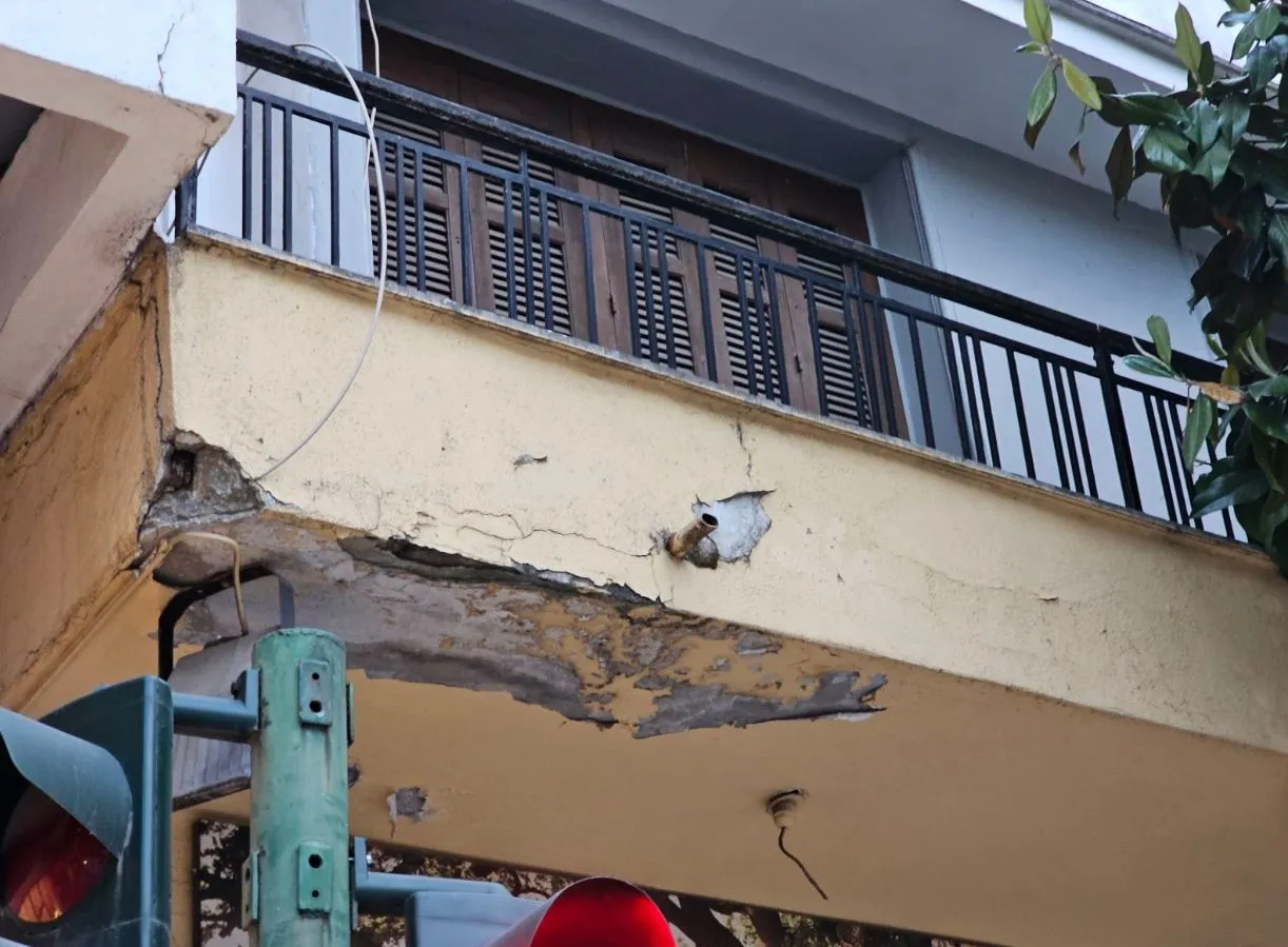Κατεστραμμένο μπαλκόνι πεσμένο πάνω σε μηχανάκι στο Ηράκλειο