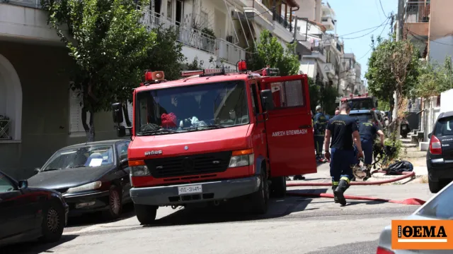 Πυροσβέστες επιχειρούν σε φωτιά κτιρίου στα Εξάρχεια