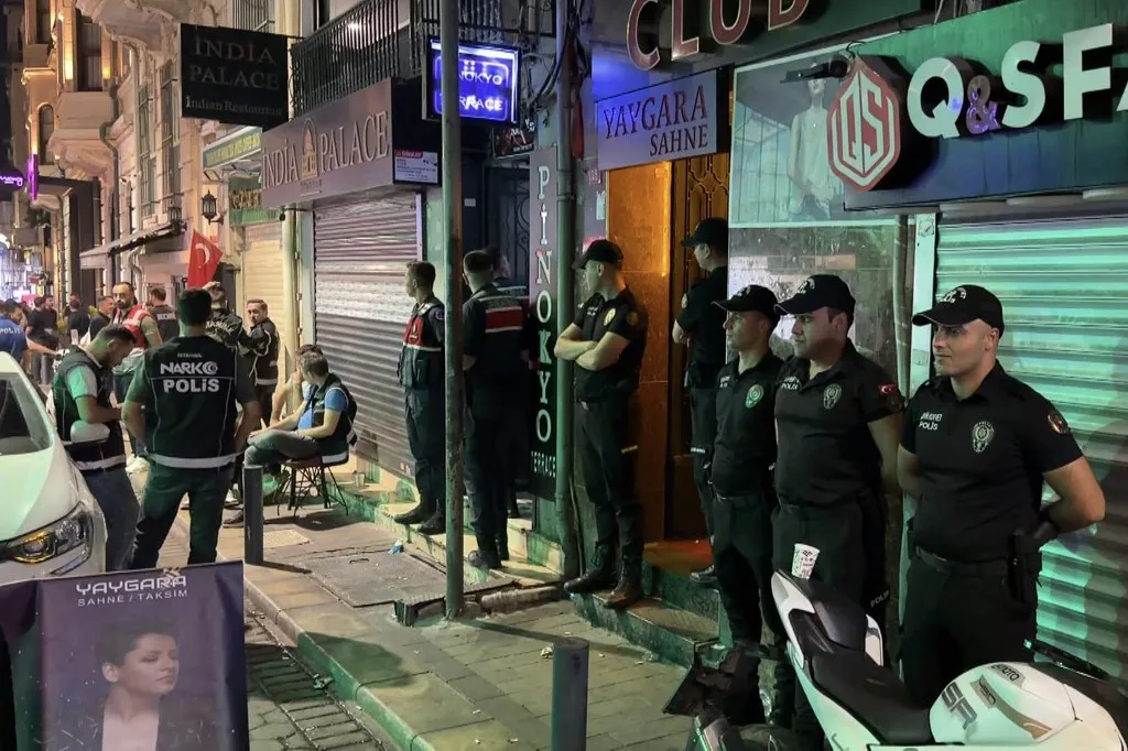 Αστυνομία στον τόπο πυροβολισμών στη Φατίχ Κωνσταντινούπολης