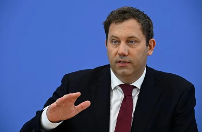 Ο Λαρς Κλινγκμπάιλ σε εργοστάσιο της BMW