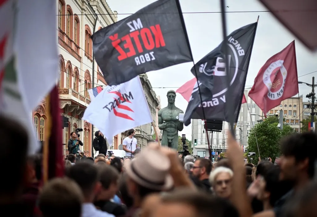 Φοιτητές καταθέτουν ψηφοδέλτιο στη Σερβία