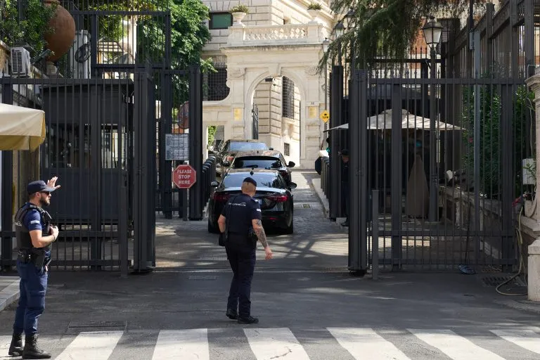 Σημαίες Ισραήλ και Λιβάνου σε διπλωματικές διαπραγματεύσεις στη Ρώμη
