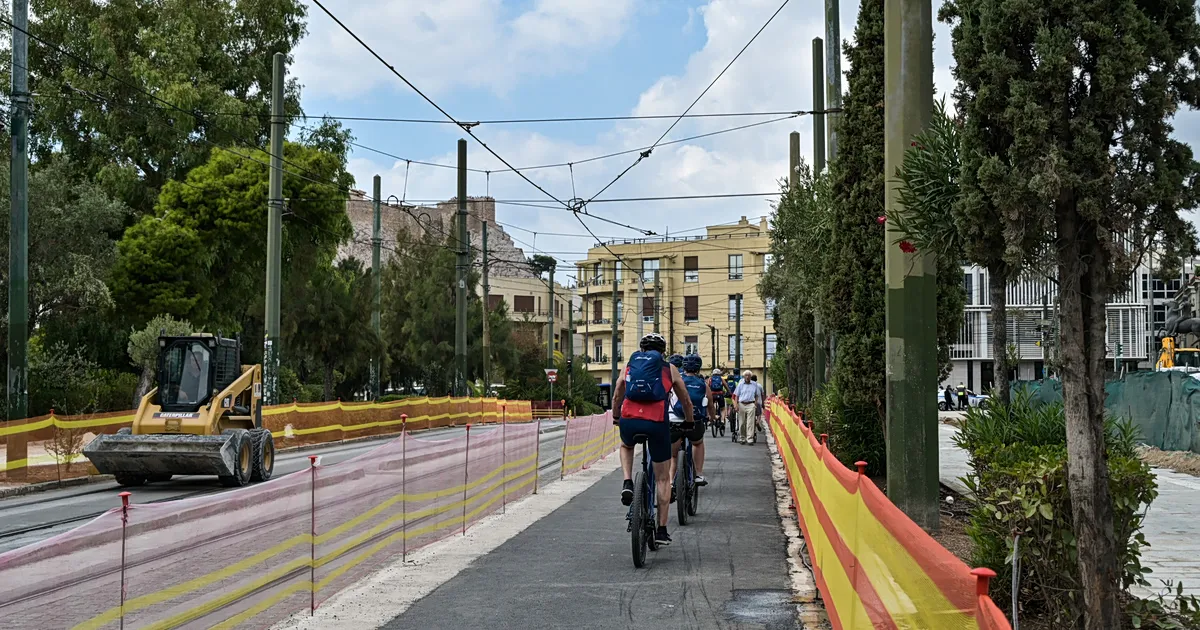 Πεζοδρομημένη οδός Αθηνάς γεμάτη κόσμο και ποδήλατα