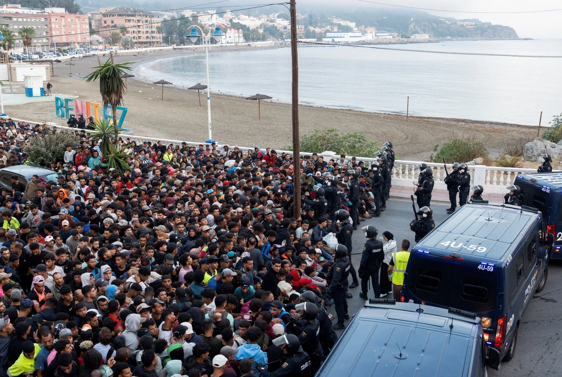 Μετανάστες μεταφέρονται σε νέο καταυλισμό στη Θέουτα