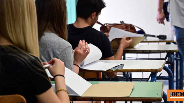 Μαθητές ελέγχουν βαθμολογίες Πανελλαδικών Εξετάσεων 2026