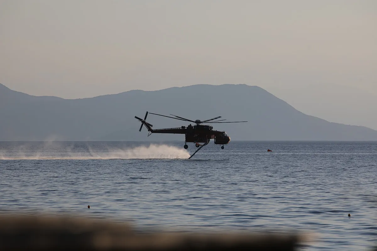 Πυροσβεστικό ελικόπτερο επιχειρεί σε φωτιά στη Νίσυρο