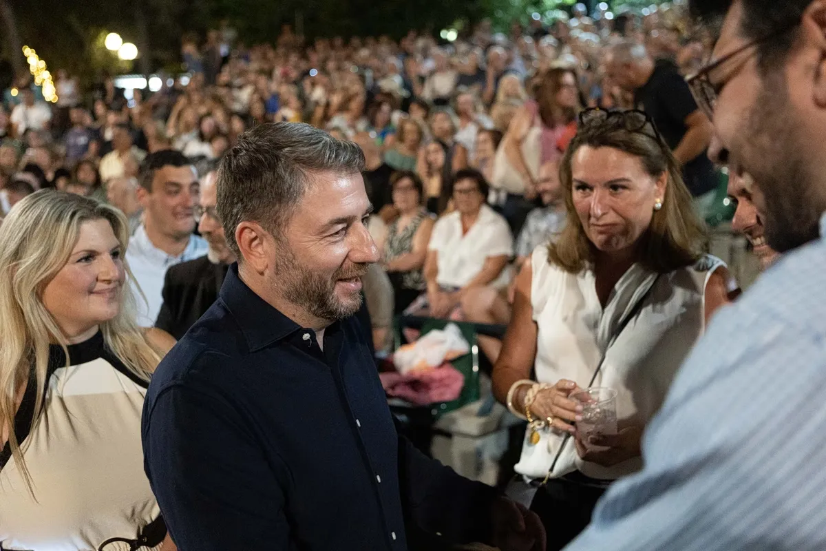 Ο Νίκος Ανδρουλάκης στο Κηποθέατρο Παπάγου παρακολουθεί τη Μήδεια