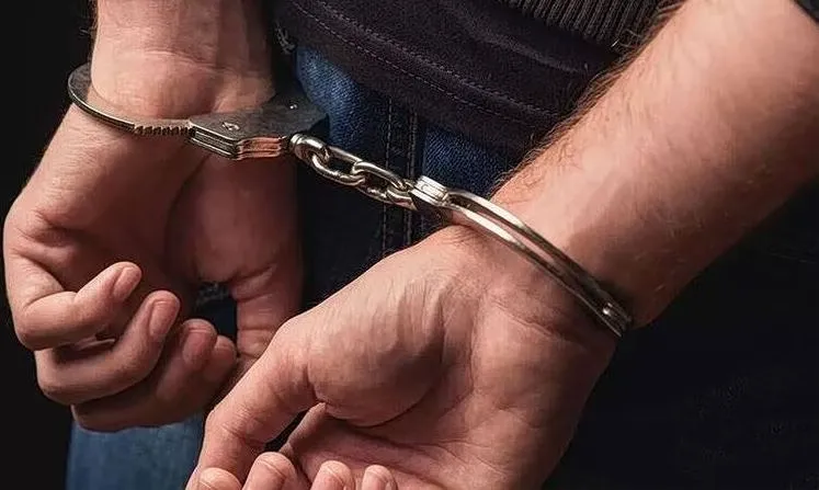 Αστυνομικός περιπολικό έξω από δικαστήριο τη νύχτα