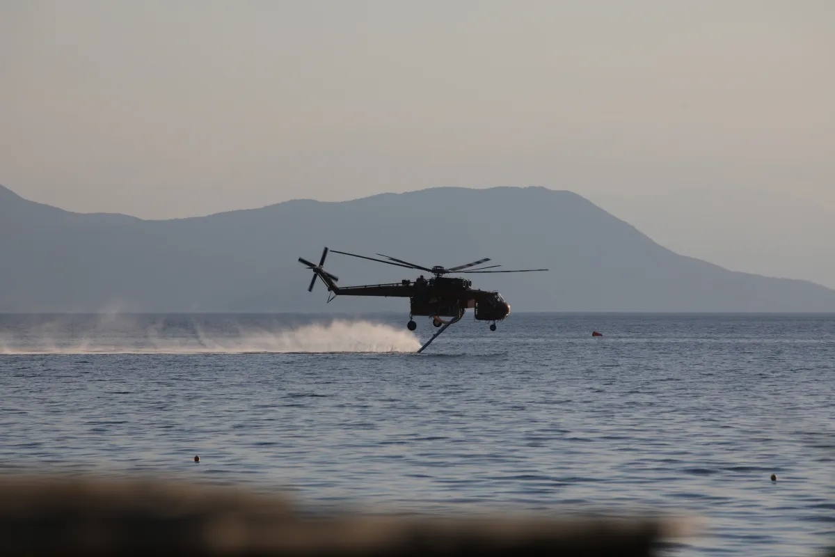 Πυροσβεστικό αεροσκάφος ρίχνει νερό σε φωτιά στο Ξηρόμερο