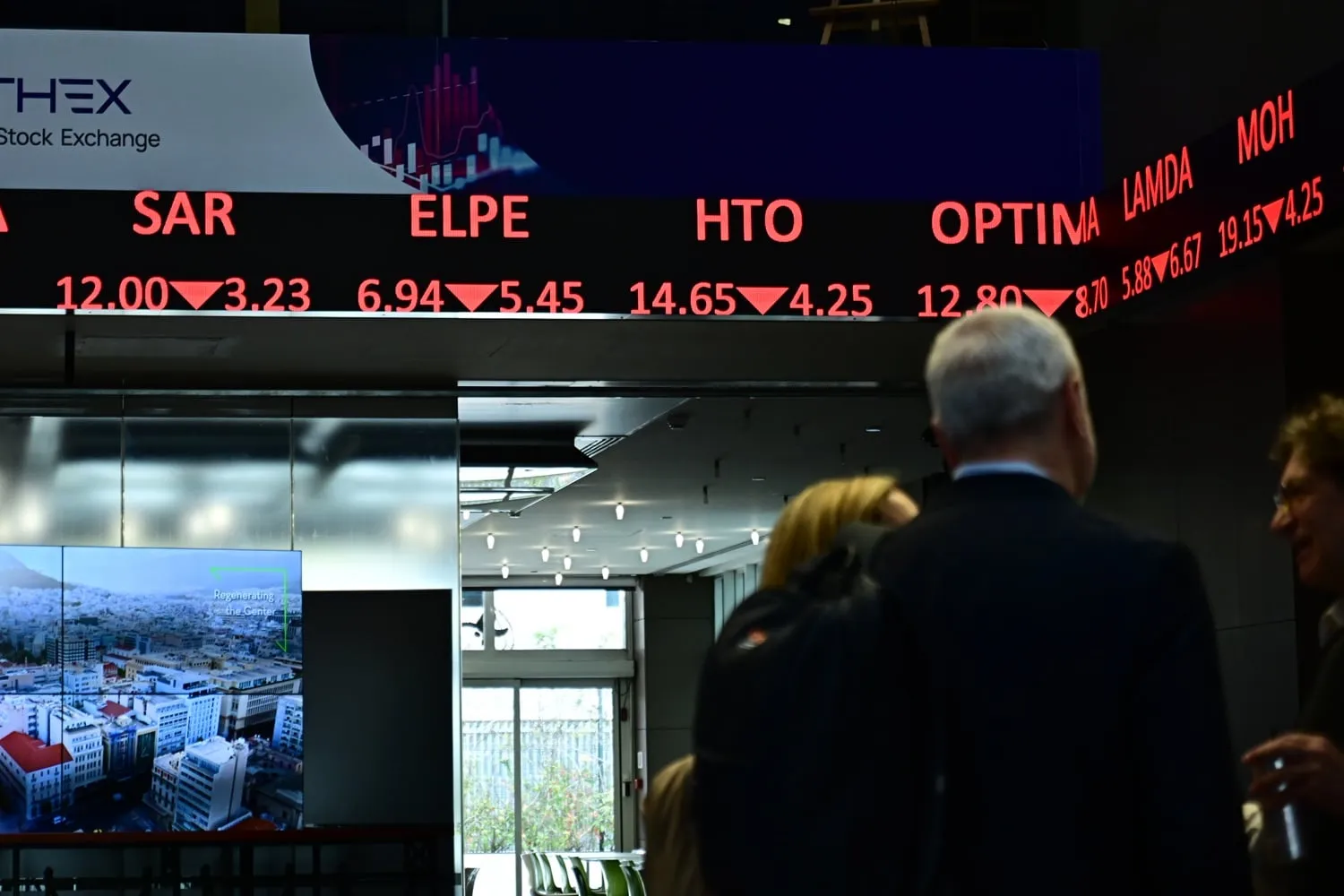 Οθόνη με γραφήματα του Χρηματιστηρίου Αθηνών