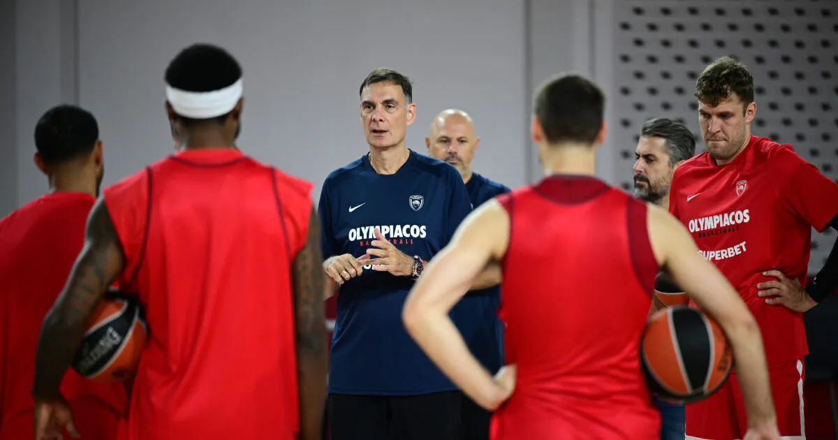 Ο Γιώργος Μπαρτζώκας σε προπόνηση του Ολυμπιακού
