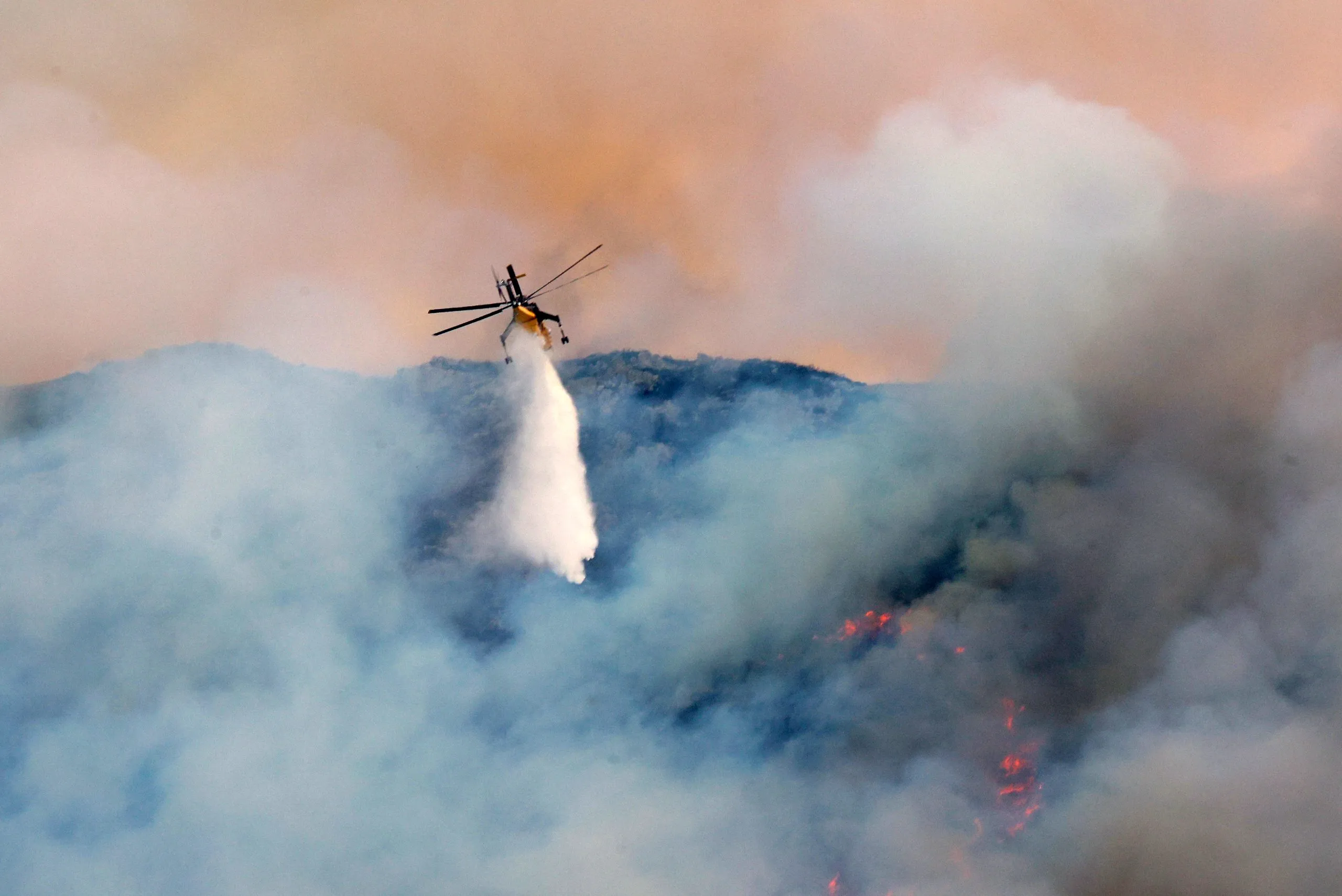 Πυροσβεστικά αεροσκάφη επιχειρούν σε πυρκαγιά σε δάσος