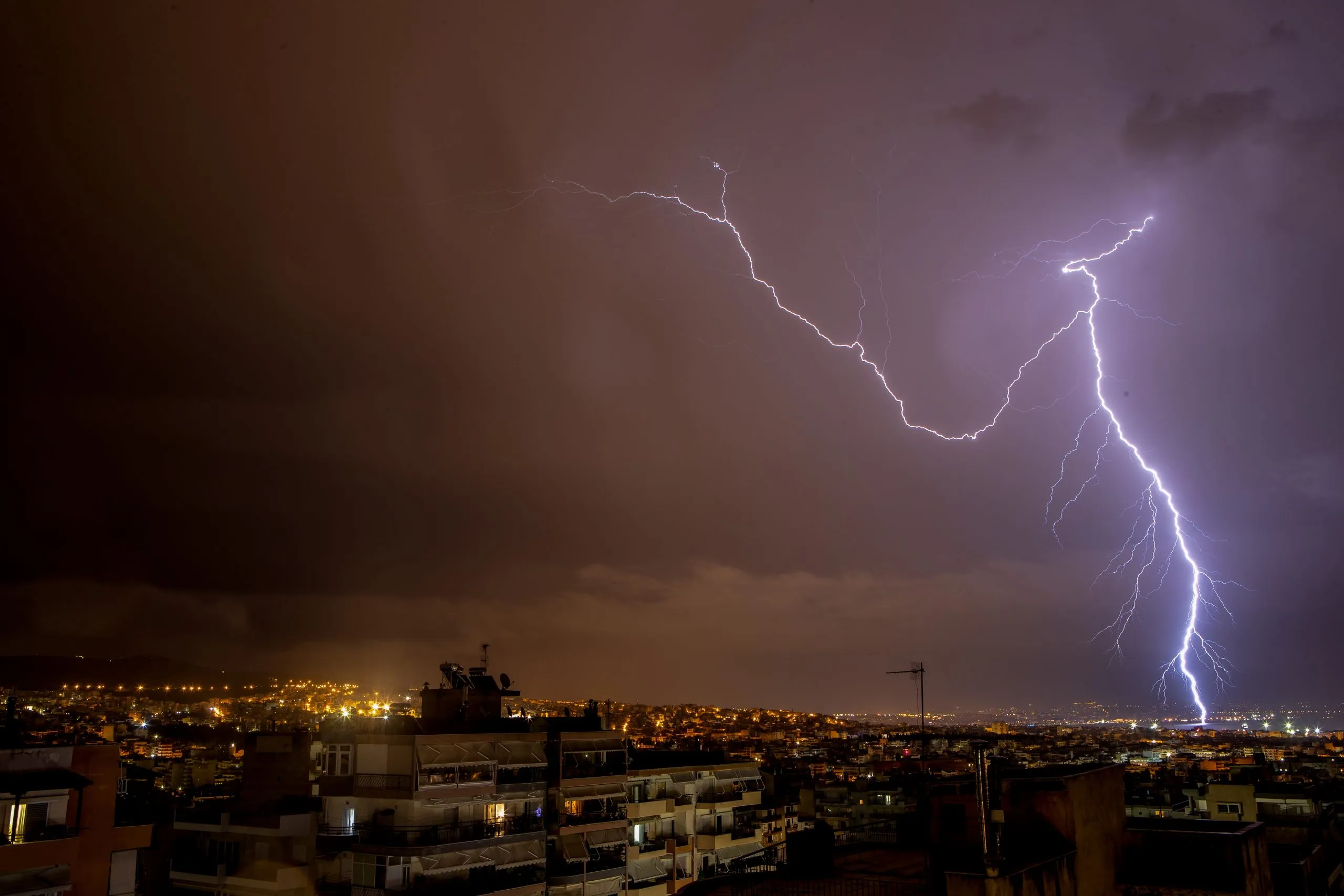 Κεραυνοί και καταιγίδα κατά την κακοκαιρία στην Ελλάδα