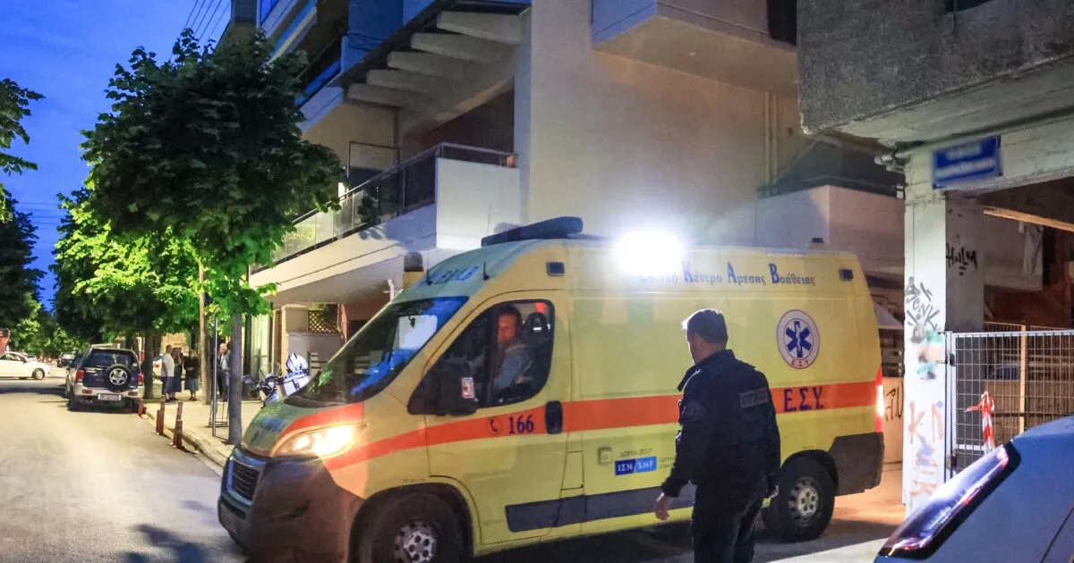 Ασθενοφόρο ΕΚΑΒ σε επείγον περιστατικό τη νύχτα