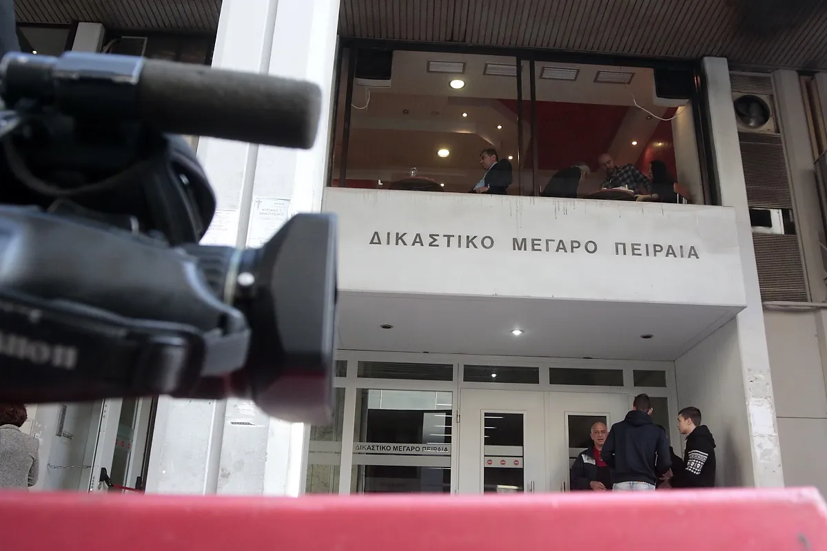 Αστυνομικός αποκλεισμός έξω από τα Δικαστήρια Πειραιά