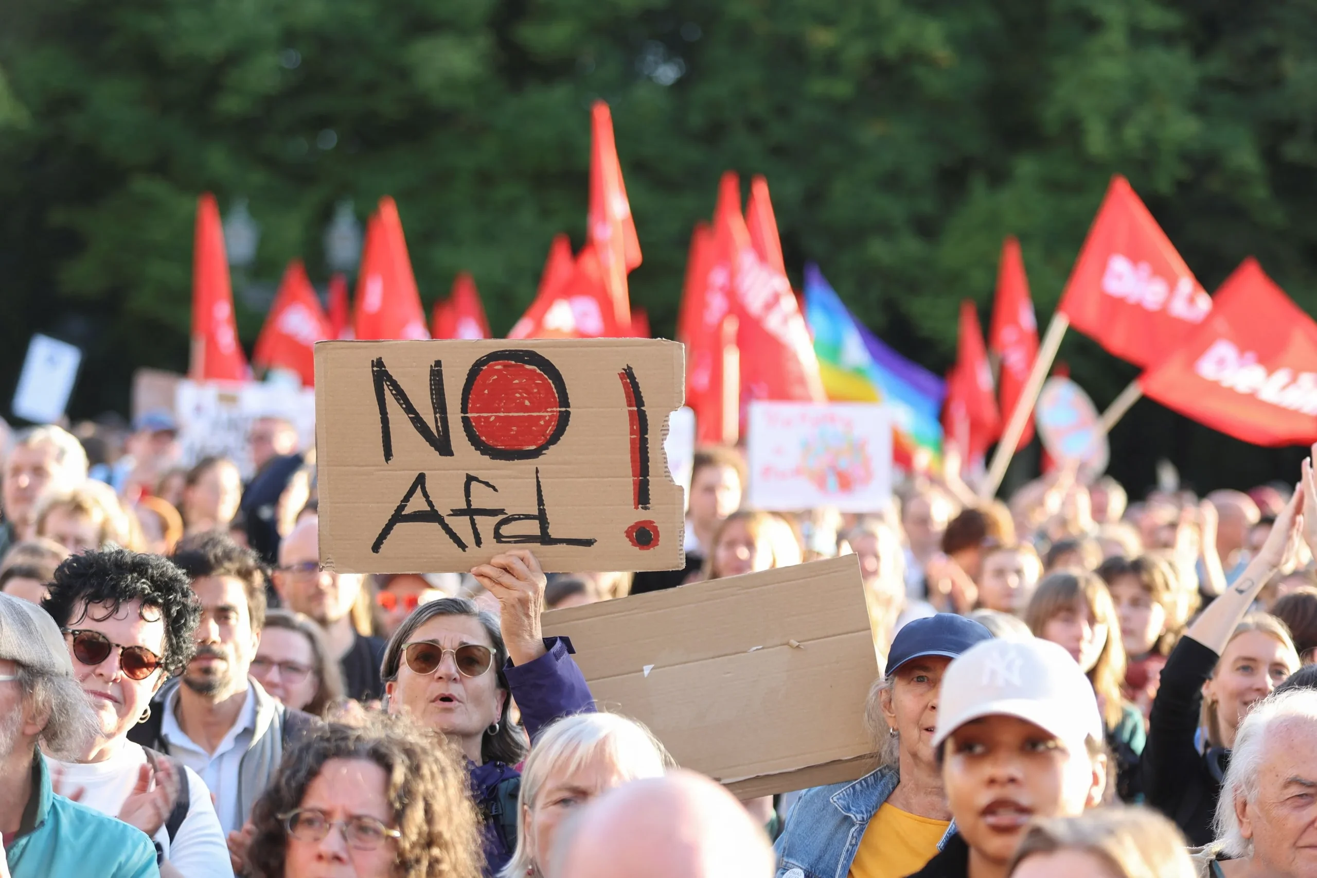 Διαδηλωτές με σημαίες μπροστά στην Πύλη του Βρανδεμβούργου