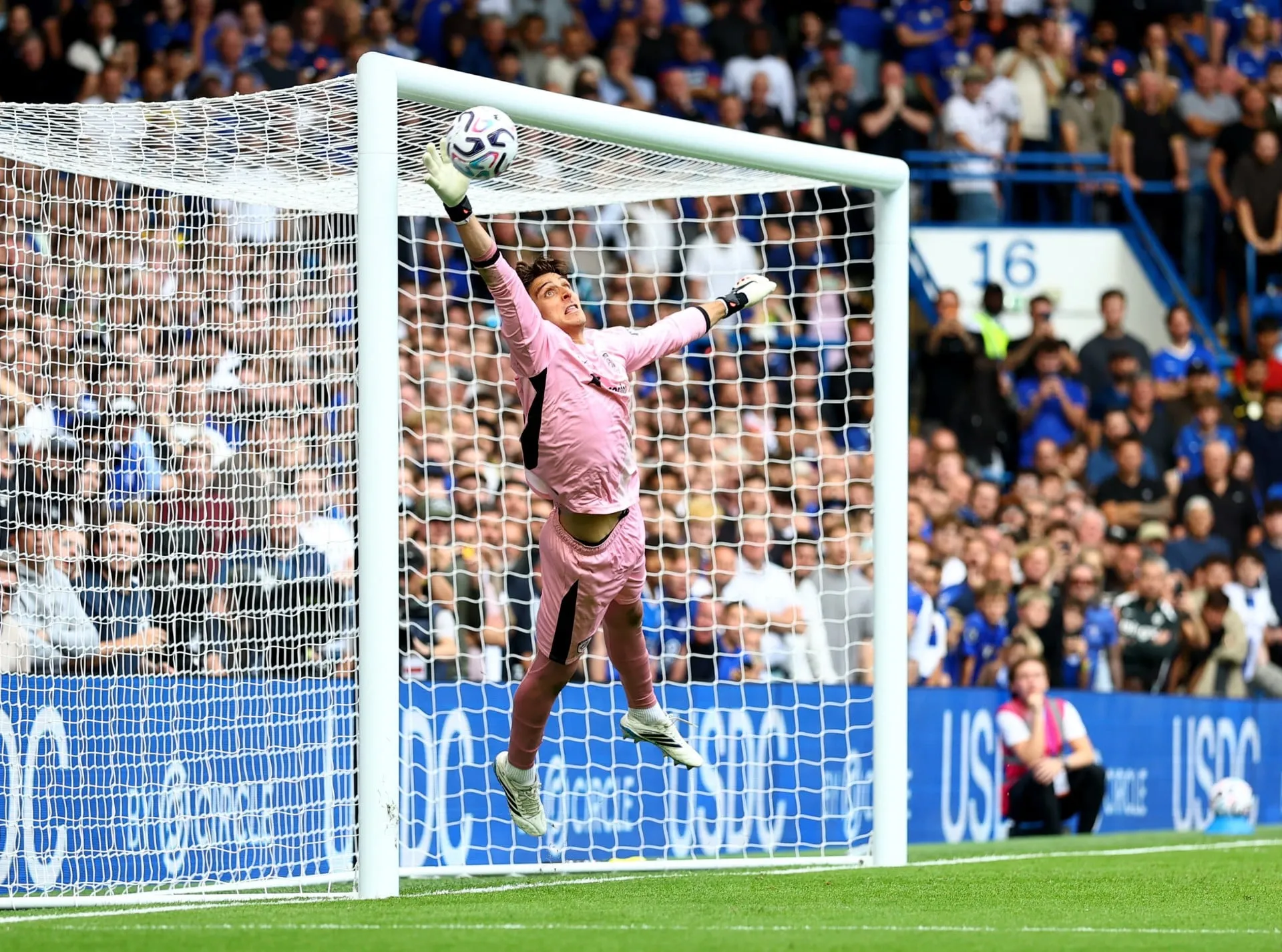 Ο Τζολάκης σε αγώνα της Χαλ στην Premier League