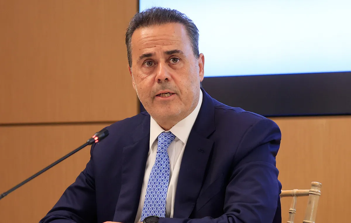 Φωτοβολταϊκά και ανεμογεννήτριες σε ελληνικό νησί