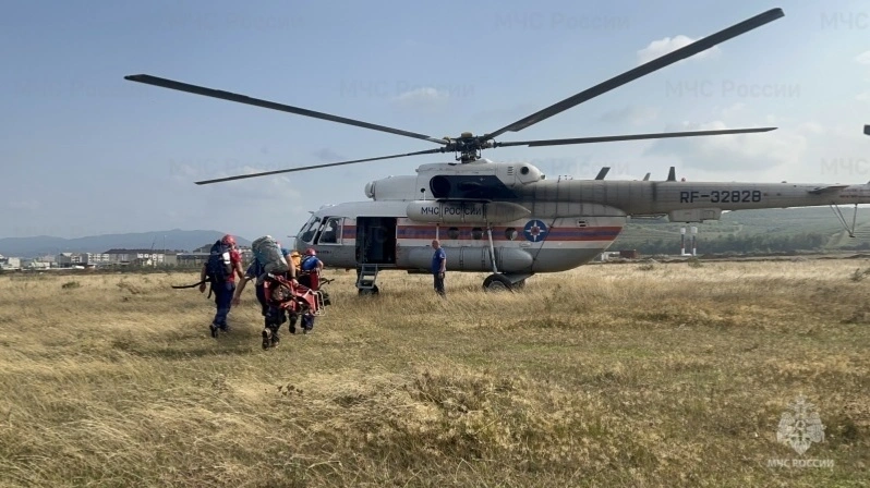 Διασώστες σε επιχείρηση μετά τη χιονοστιβάδα στον Καύκασο