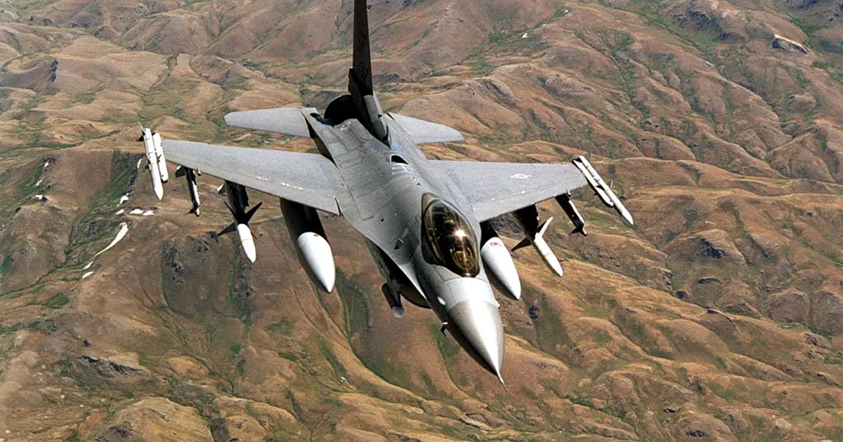Μαχητικό αεροσκάφος F-16 σε πτήση