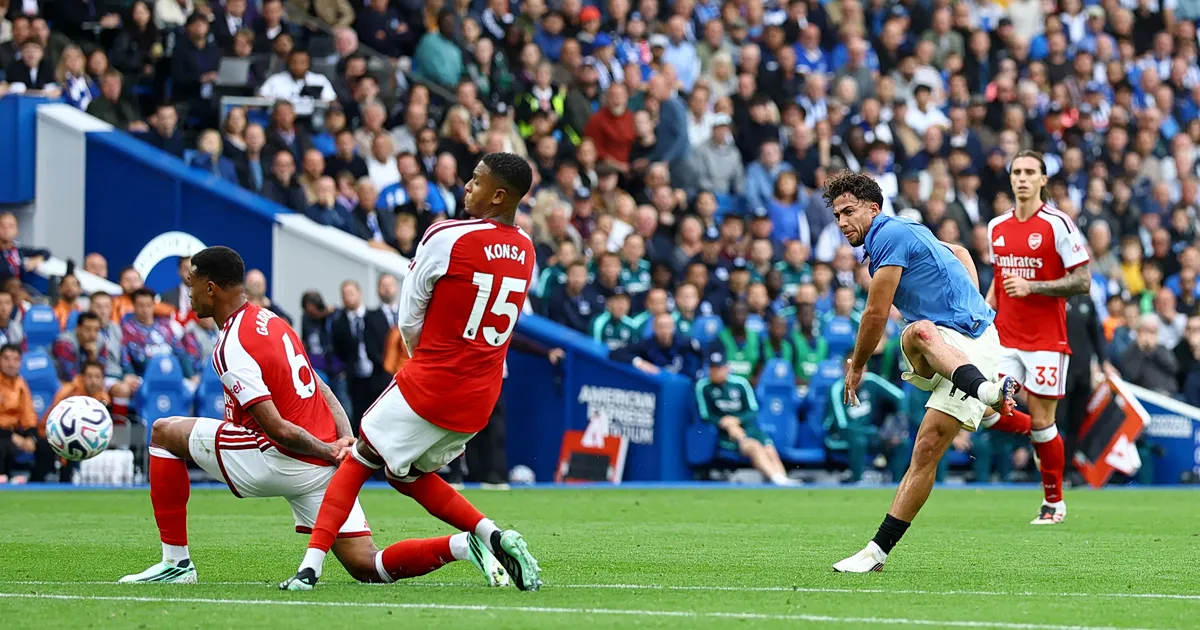 Ο Μπάμπης Κωστούλας πανηγυρίζει γκολ με τη Μπράιτον