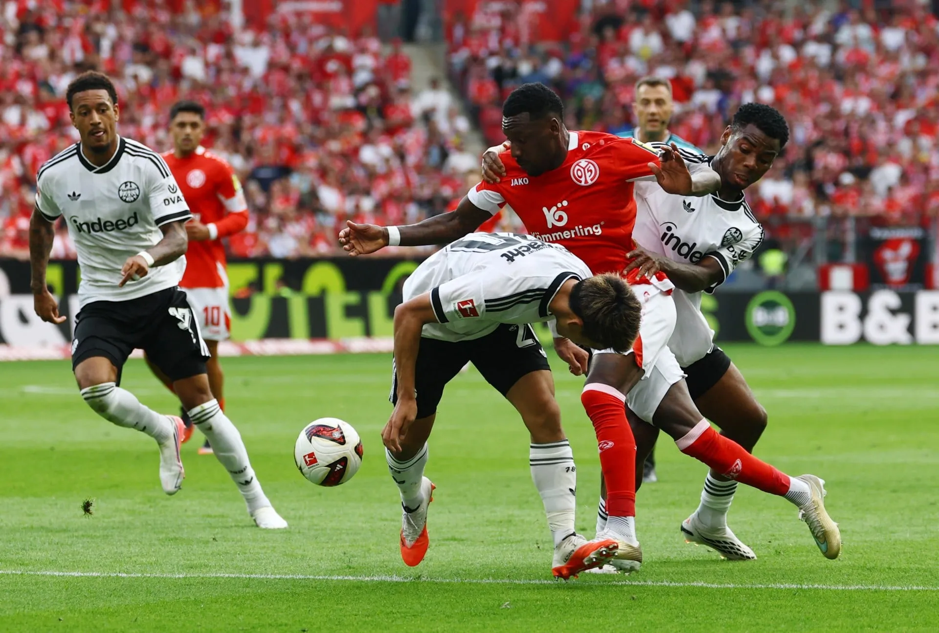 Παίκτες πανηγυρίζουν γκολ στη Bundesliga