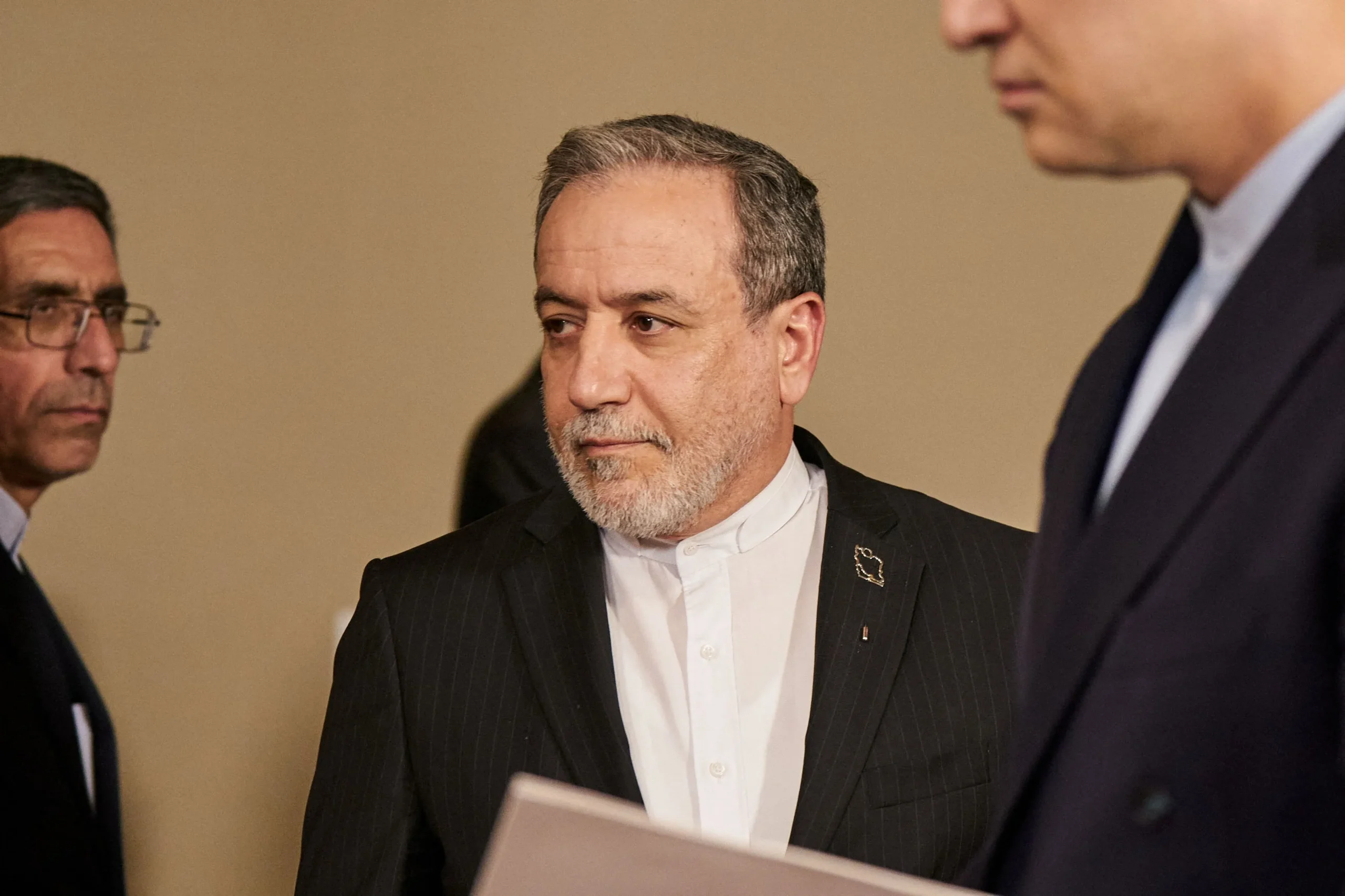 Ο Αραγτσί συζητά την απάντηση των ΗΠΑ στην Τεχεράνη
