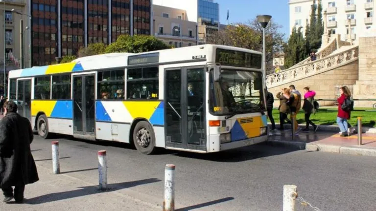 Συμπλοκή δύο νεαρών μέσα σε λεωφορείο στο Παγκράτι