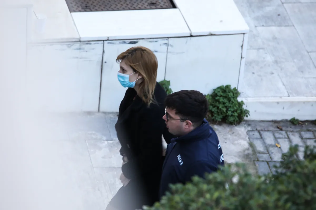 Η Ρούλα Πισπιρίγκου στο Εφετείο Αθηνών με μπαστούνι