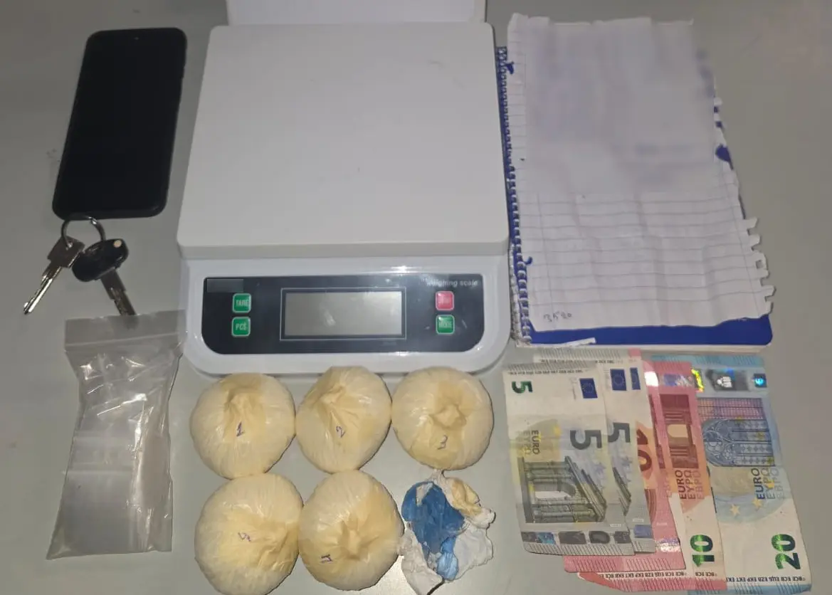 Αστυνομική επιχείρηση σύλληψης διακινητή ναρκωτικών στο Παγκράτι