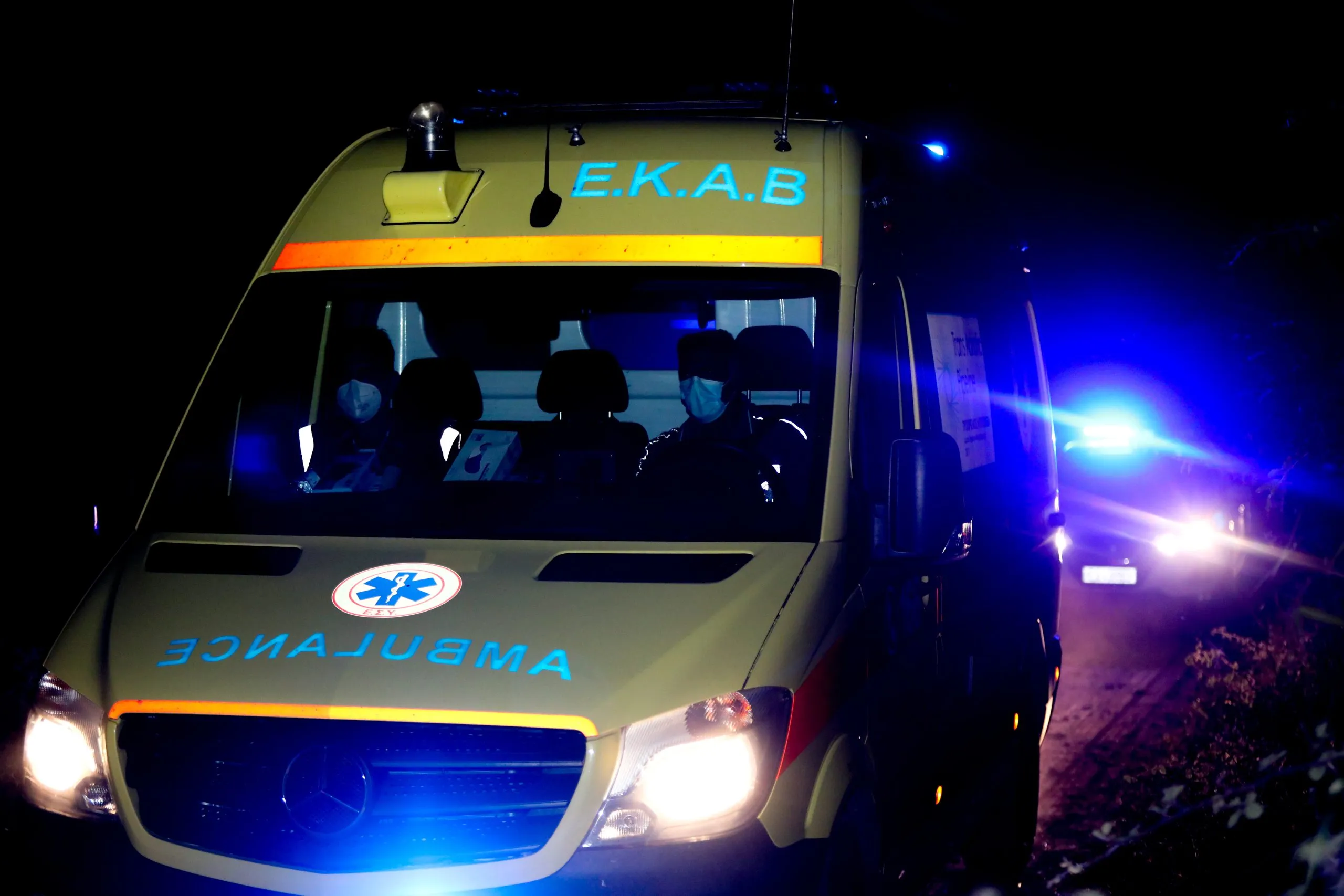 Ασθενοφόρο ΕΚΑΒ έξω από νοσοκομείο στη Θεσσαλονίκη