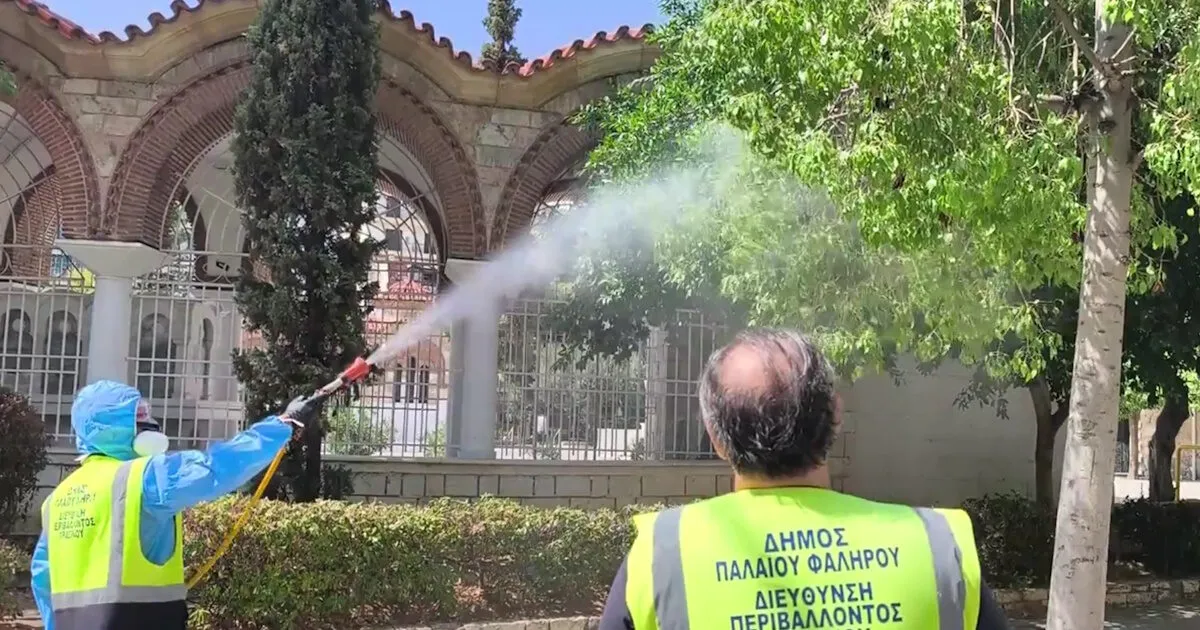 Ψεκασμοί κατά κουνουπιών στο Παλαιό Φάληρο