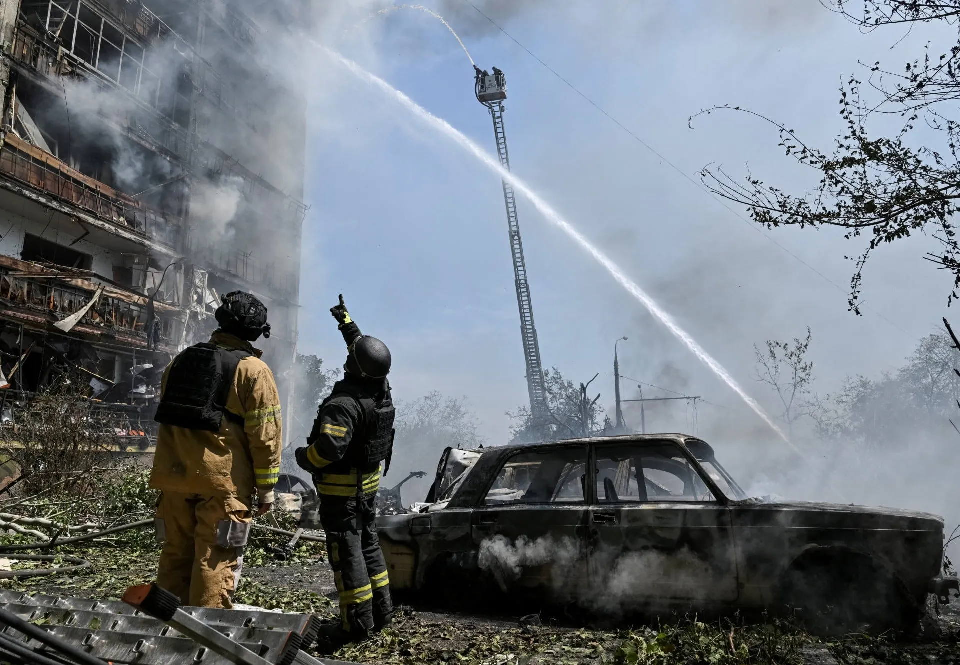 Καπνός από ρωσικά πλήγματα σε αγορά στο Κίεβο