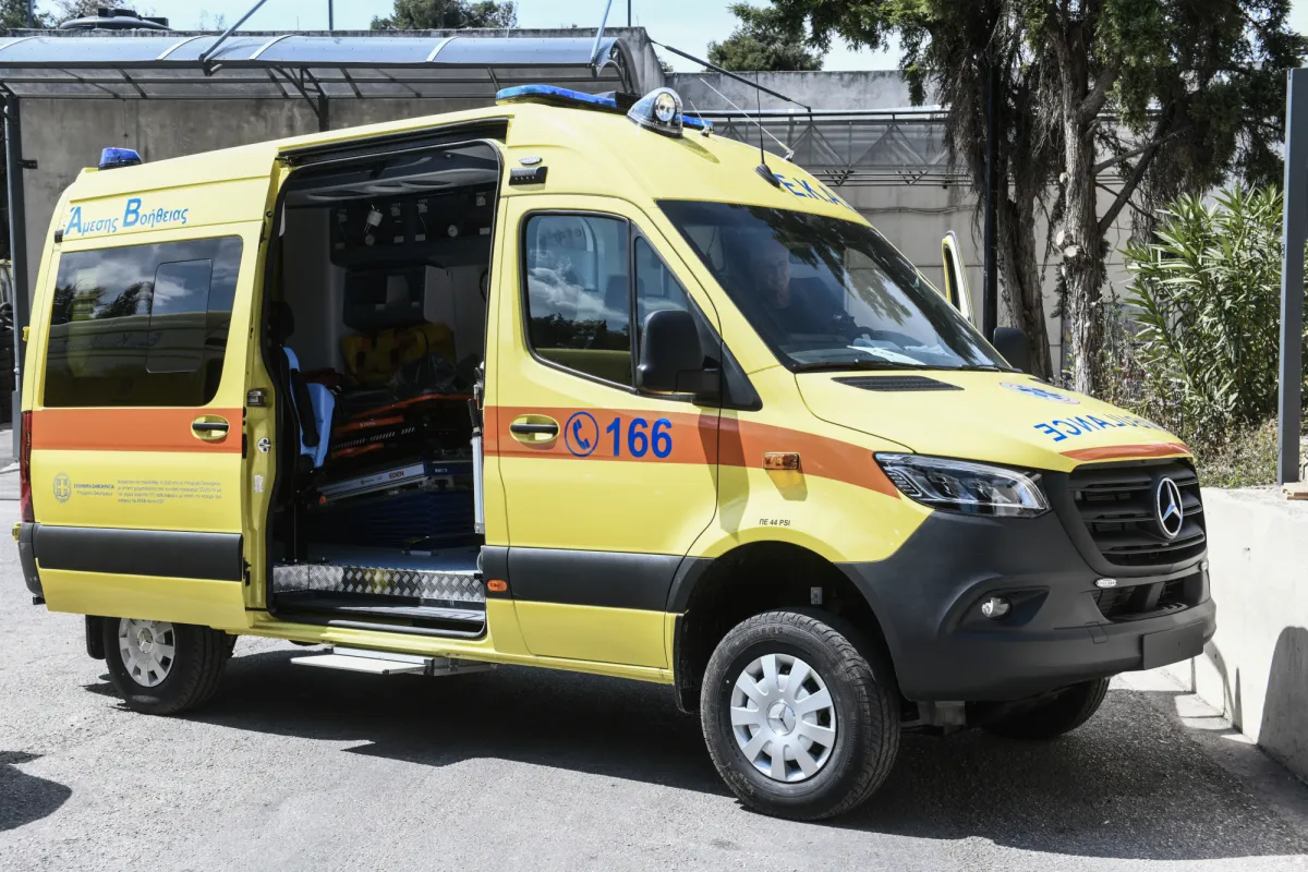 Ασθενοφόρο ΕΚΑΒ έξω από σχολείο στην Ηλιούπολη