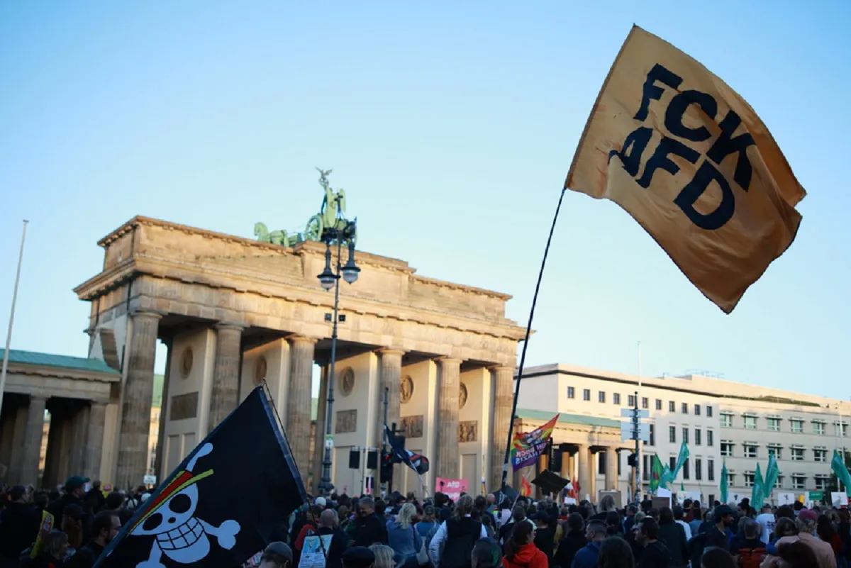 Διαδηλωτές κατά της AfD στην Πύλη του Βρανδεμβούργου