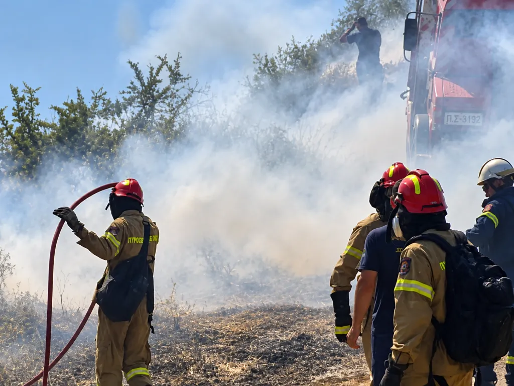 Πυροσβεστικά οχήματα επιχειρούν σε πυρκαγιά στο Ψάρι Μεσσηνίας