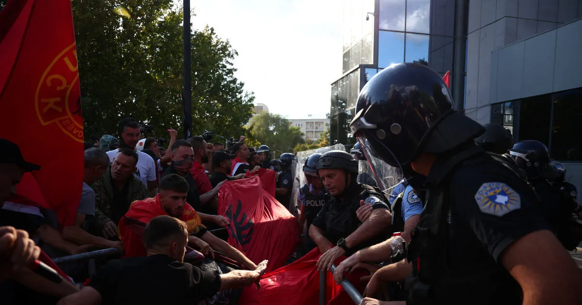 Διαδηλωτές έξω από την έδρα της EULEX στην Πρίστινα