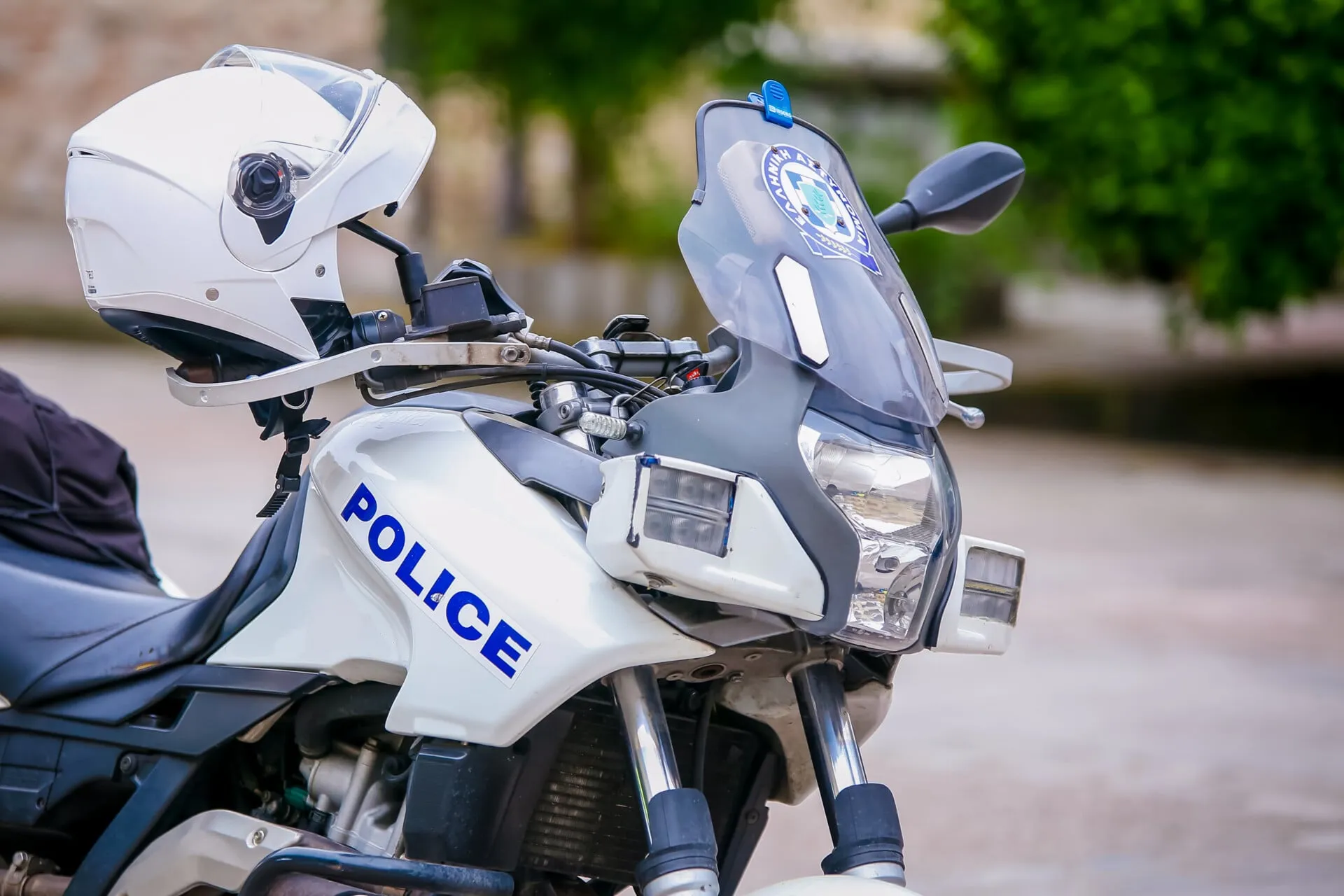 Αστυνομικοί συνοδεύουν συλληφθέντες στον Άγιο Παντελεήμονα