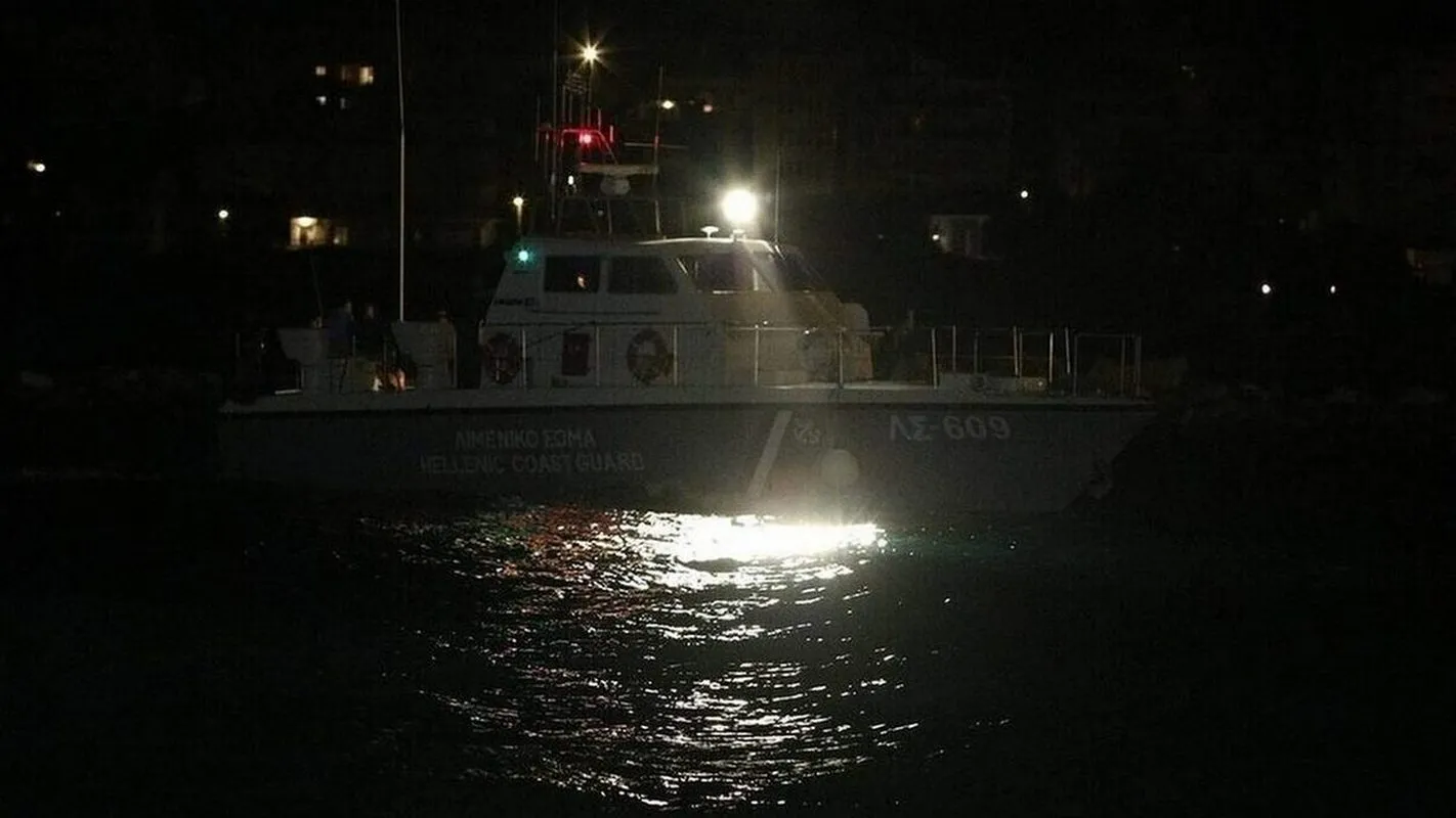 Λέμβος με μετανάστες στη θαλάσσια περιοχή της Κρήτης