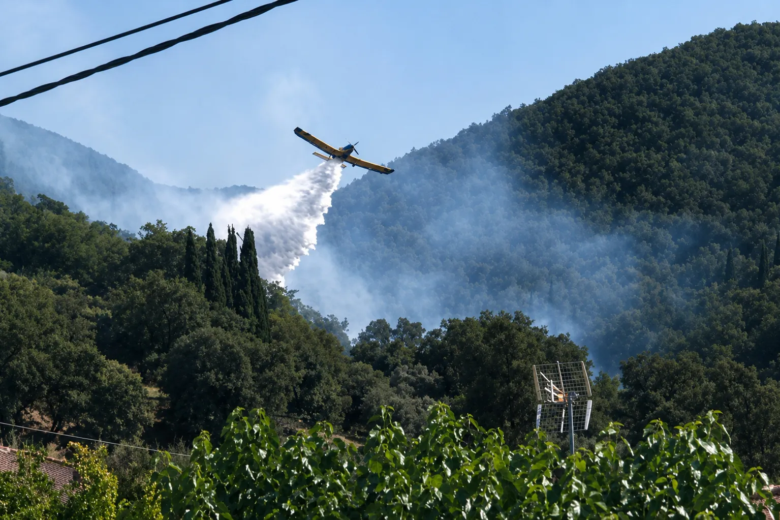 Πυροσβεστικά οχήματα επιχειρούν σε πυρκαγιά στο Ψάρι Μεσσηνίας