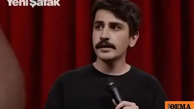Ο Τούρκος κωμικός Ντενίζ Γκιοκτάς σε παράσταση stand-up
