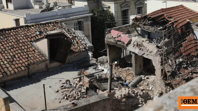 Κατεστραμμένο κτίριο στην Πλάκα μετά την έκρηξη