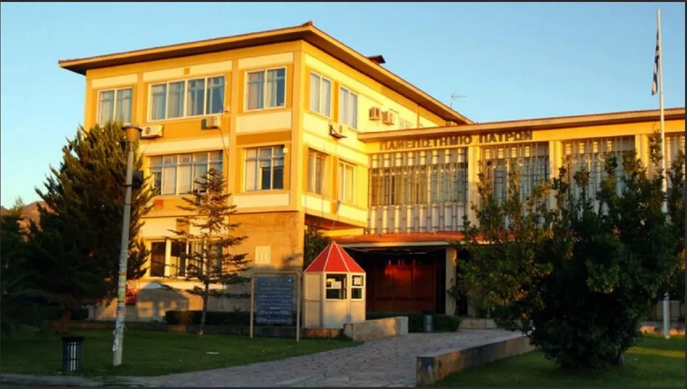 Φοιτητής γράφει σε εξέταση με μολύβι στο πανεπιστήμιο