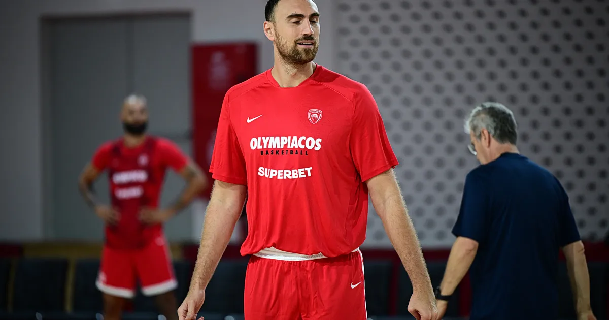 Ο Μιλουτίνοφ απαντά στα σενάρια για ελληνικό διαβατήριο