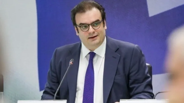 Ελεύθερος επαγγελματίας ελέγχει φορολογικά έγγραφα και τεκμαρτό εισόδημα