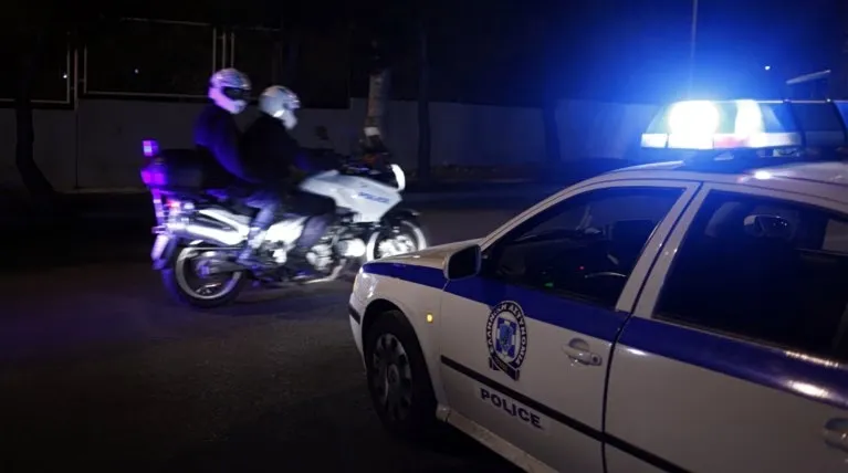 Αστυνομικά οχήματα στον τόπο πυροβολισμών στη Θεσσαλονίκη